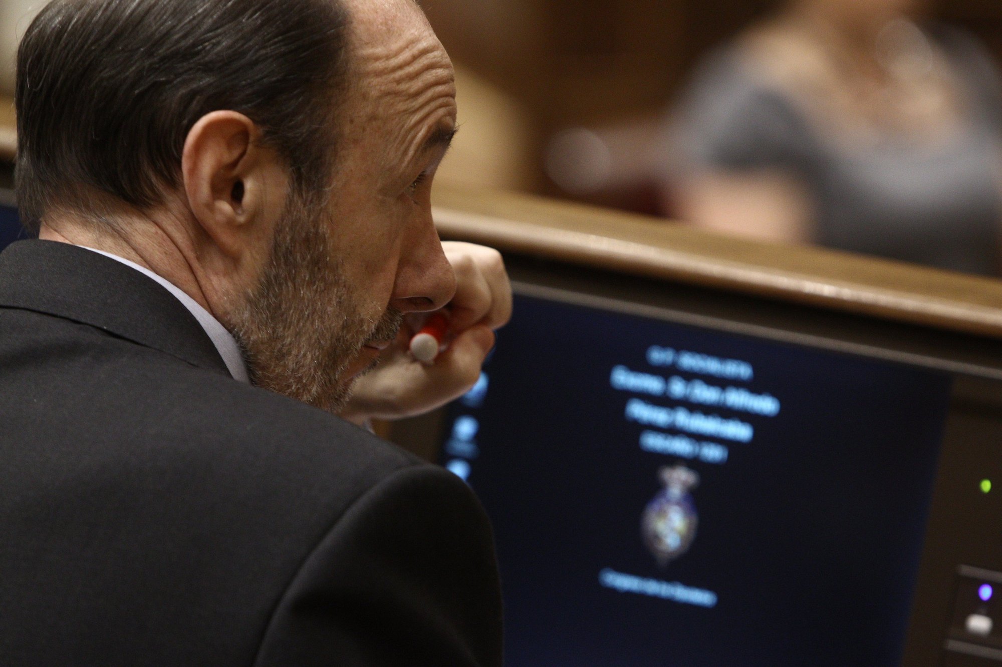 Rubalcaba propone a Rajoy recortar en Defensa y UPyD prefiere suprimir diputaciones y fusionar ayuntamientos