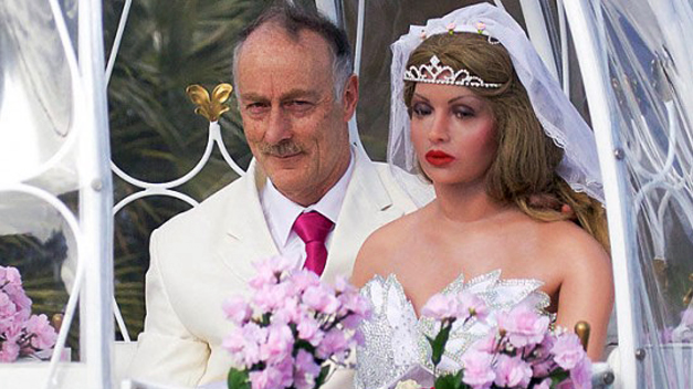Tras varios fracasos sentimentales, un británico se casa con su novia muñeca