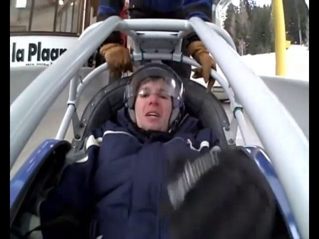 Un joven francés sufre un ataque de pánico al probar un descenso en bobsleigh