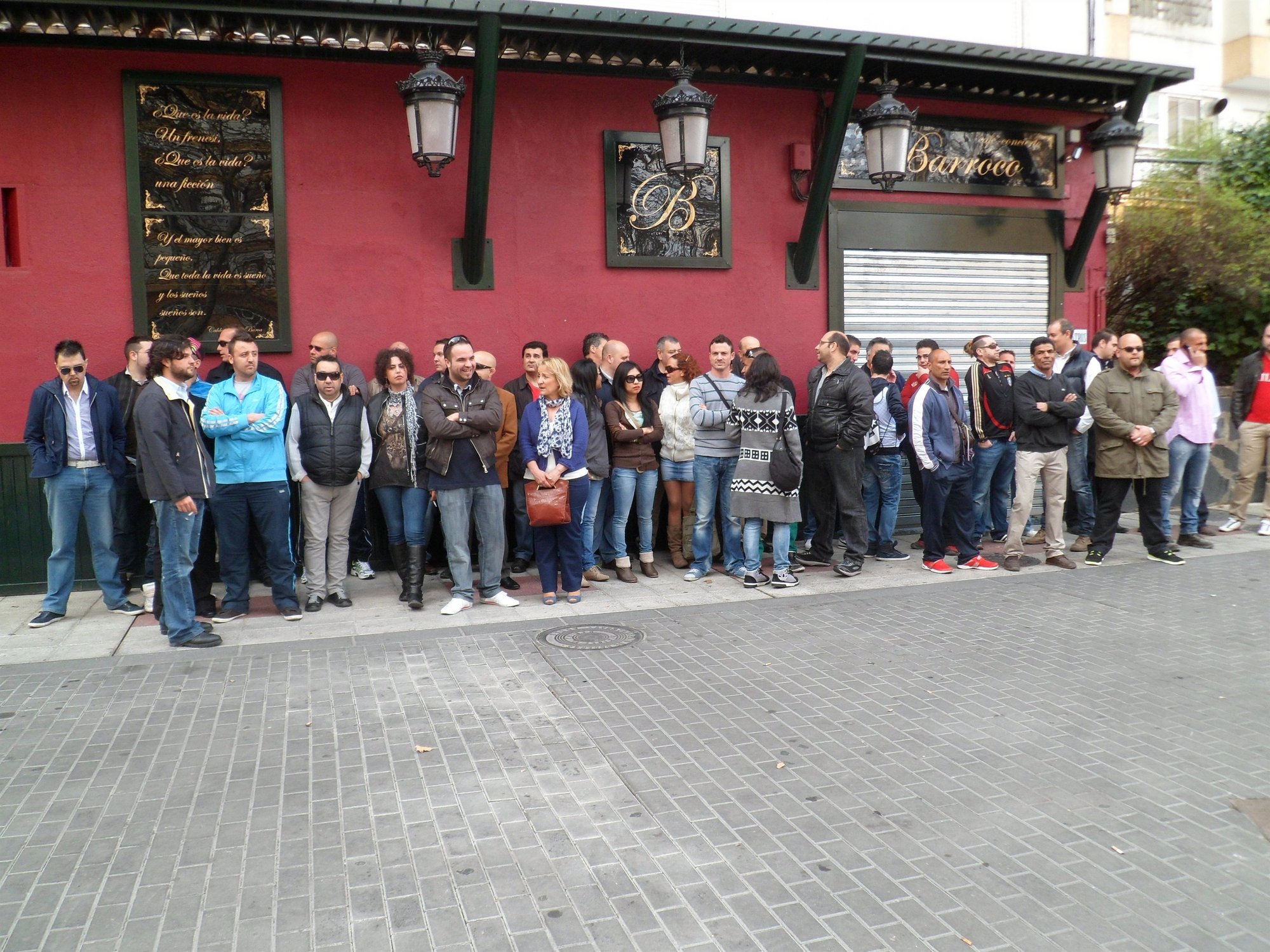 Unas 50 personas protestan en Cáceres por la clausura de ocho bares de copas en La Madrila
