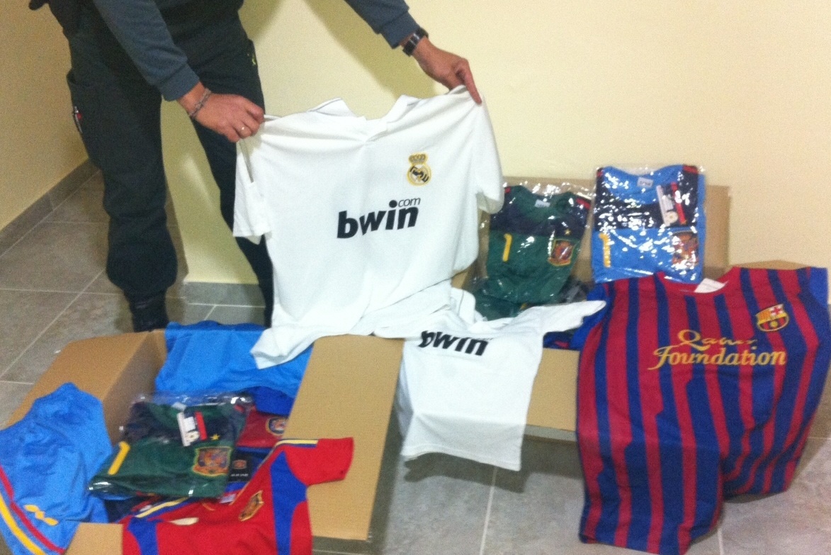 Imputados en Pruna tres vendedores de mercadillo acusados de vender camisetas de fútbol falsas