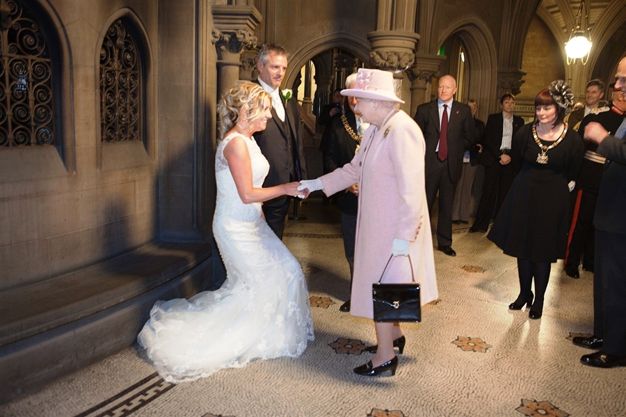 La reina Isabel II asiste por sorpresa a la boda de una pareja de ingleses corrientes