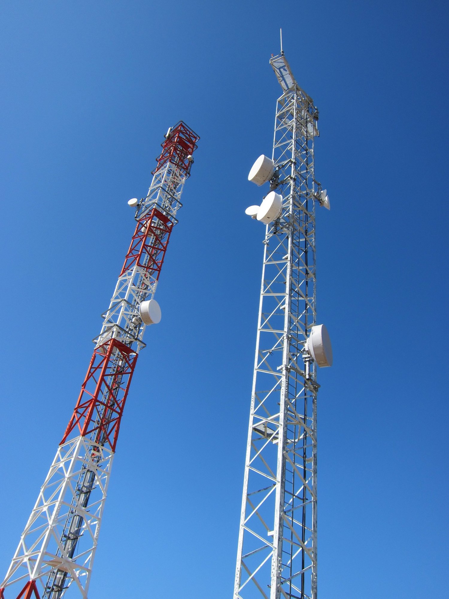 Abertis le compra a Telefónica 500 torres de telefonía móvil por 45 millones de euros
