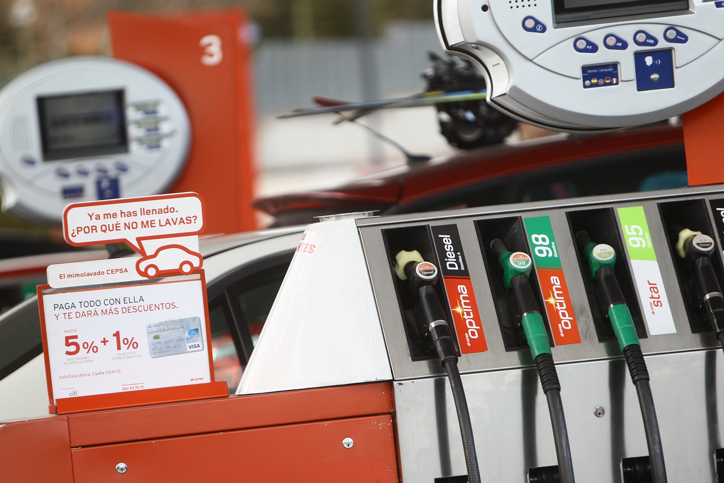 (Ampl.) La gasolina marca un nuevo máximo histórico en plena operación salida de Semana Santa