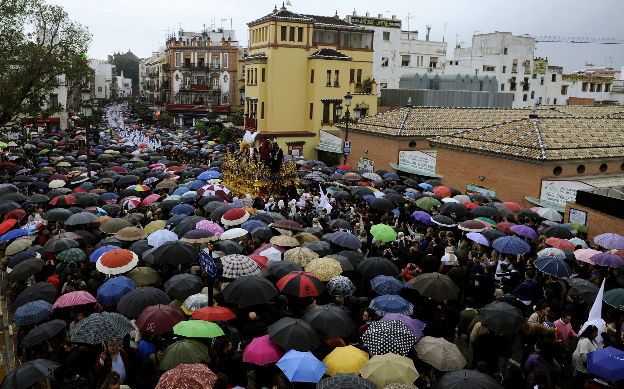 La lluvia puede impedir por segundo año la salida de la Madrugá de Sevilla