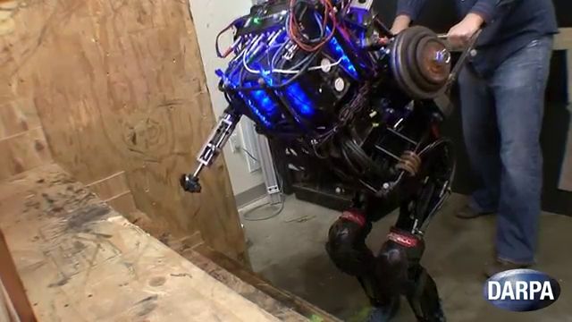 El último robot militar de EEUU es un atleta que sube escaleras y hace flexiones