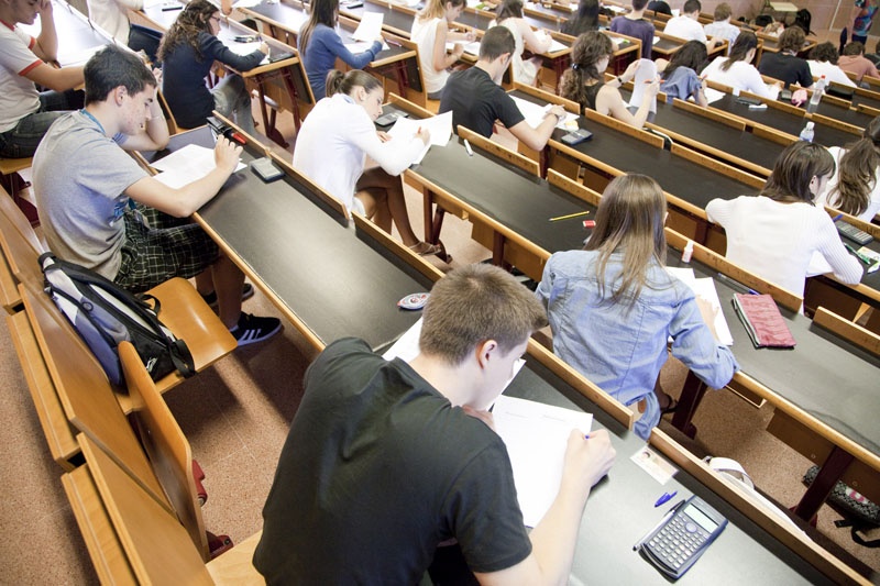 El Gobierno y las CCAA negocian una subida de las tasas universitarias