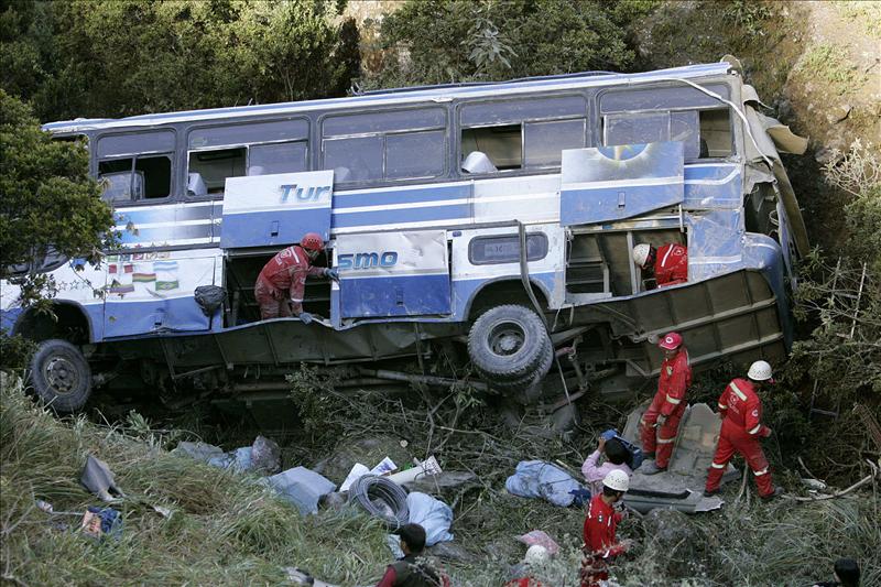 Al menos 20 muertos en Bolivia por la caída de autobús en un barranco