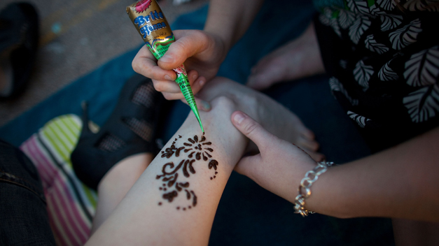 Cuidado con los tatuajes temporales de henna