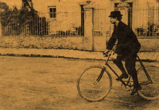 Alfred Jarry, un hombre subido a una bicicleta