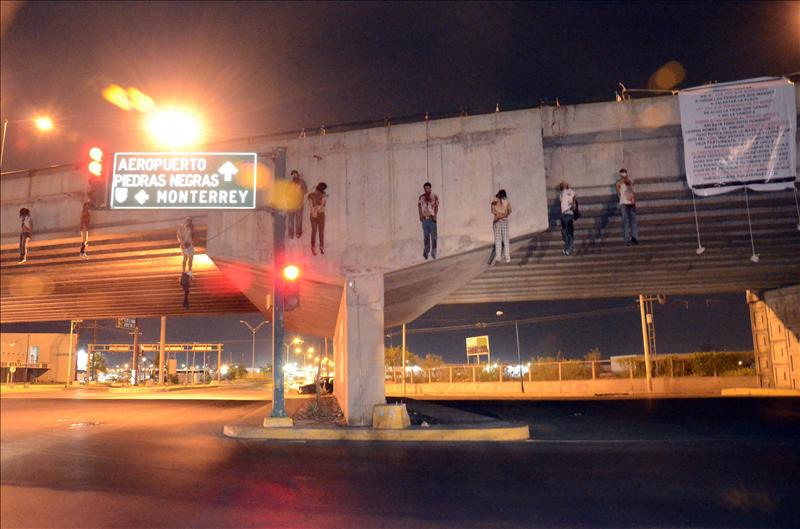 Aparecen nueve cadáveres colgando de un puente en México