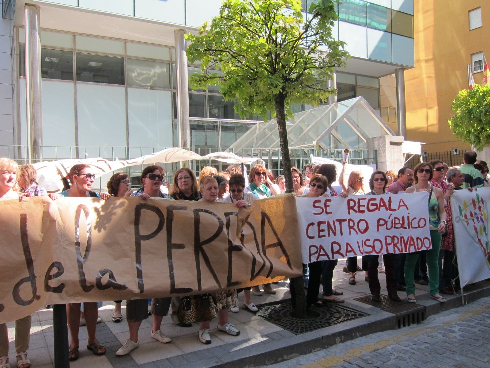 IU denuncia el «desmantelamiento de lo público» que lleva a cabo el PP y critica el cierre de La Pereda