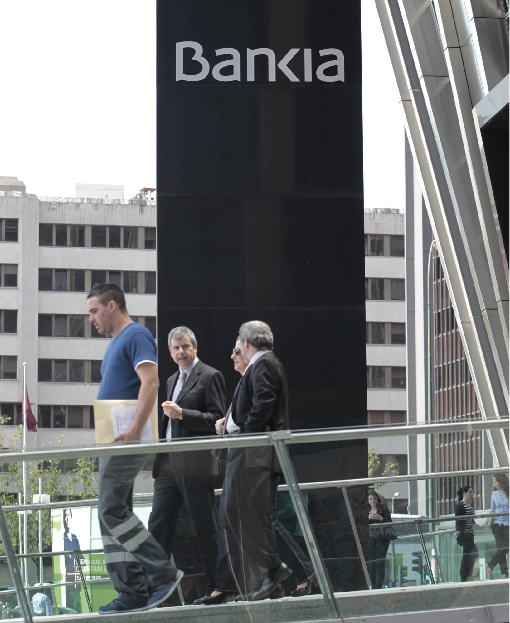 Sindicatos de Bankia instan a comprar acciones de la entidad para impedir el derrumbe de la cotización