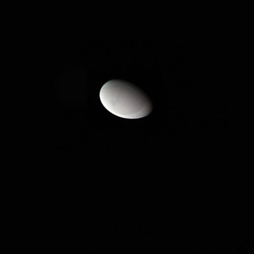 La luna Metone de Saturno tiene forma de huevo y sólo 3 km de ancho