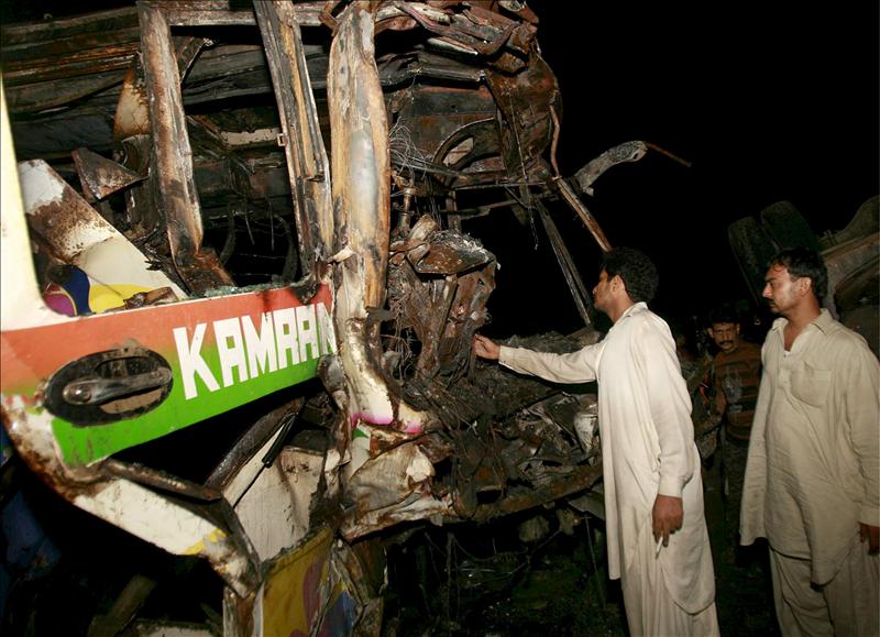 Al menos 15 muertos en un accidente de autobús en el este de Pakistán