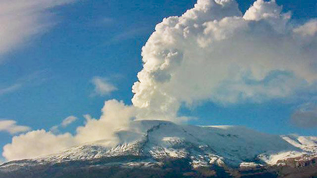 La nube de ceniza del volcán nevado del Ruiz de Colombia alcanza los 1.800 metros