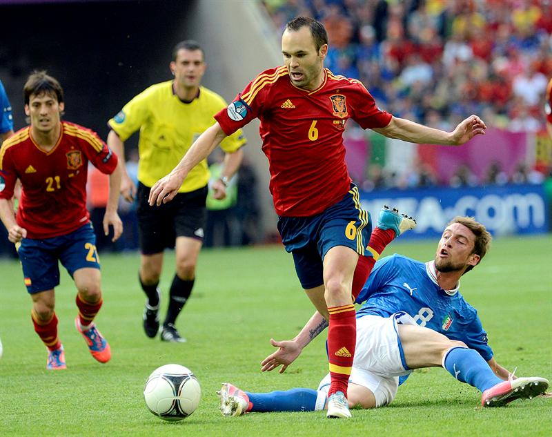 En directo España-Italia Eurocopa 2012: Viktor Kassai condena igual las patadas que las protestas