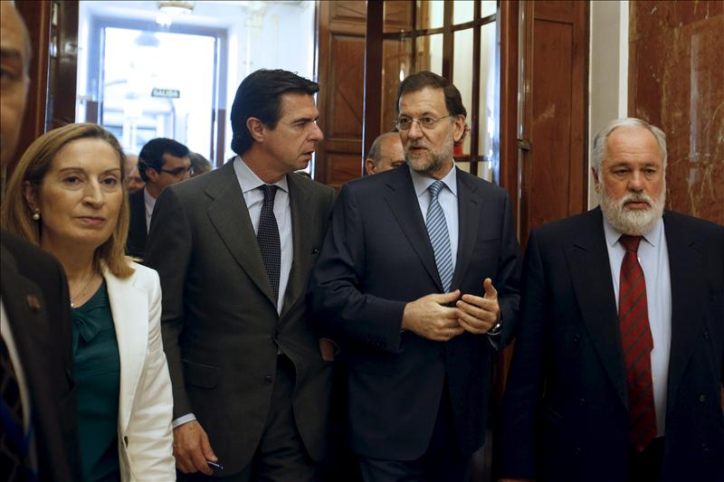 Rajoy, reunido en el Congreso con la vicepresidenta, De Guindos y Montoro