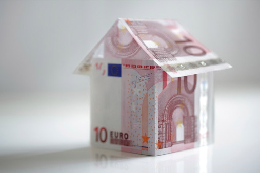 La devaluación del euro deja a 30.000 familias con hipoteca al filo de la quiebra