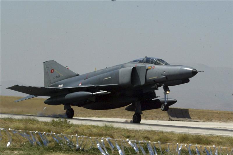 Turquía lanza a seis cazas F-16 como respuesta a los helicópteros sirios