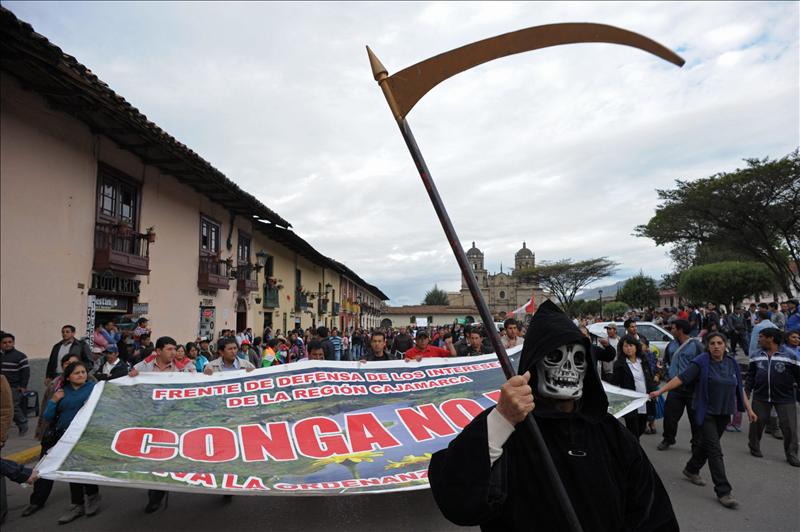 Un obispo católico mediará en conflicto minero en Perú que dejó 5 muertos