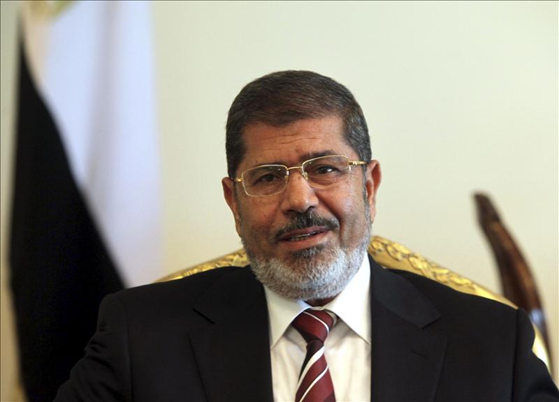 Mursi reune al Parlamento este martes por la tarde a pesar de su disolución