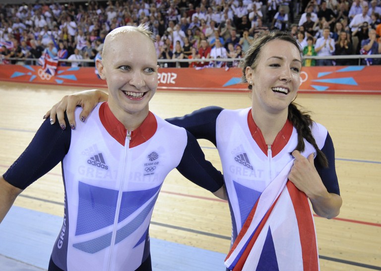 Gran Bretaña gana el oro en persecución por equipos con un nuevo récord