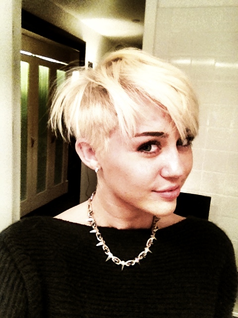 Miley Cyrus sorprende en Twitter a sus fans con el pelo corto de rubio platino