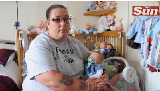 Una mujer cuida a 50 muñecos…como si fueran sus hijos