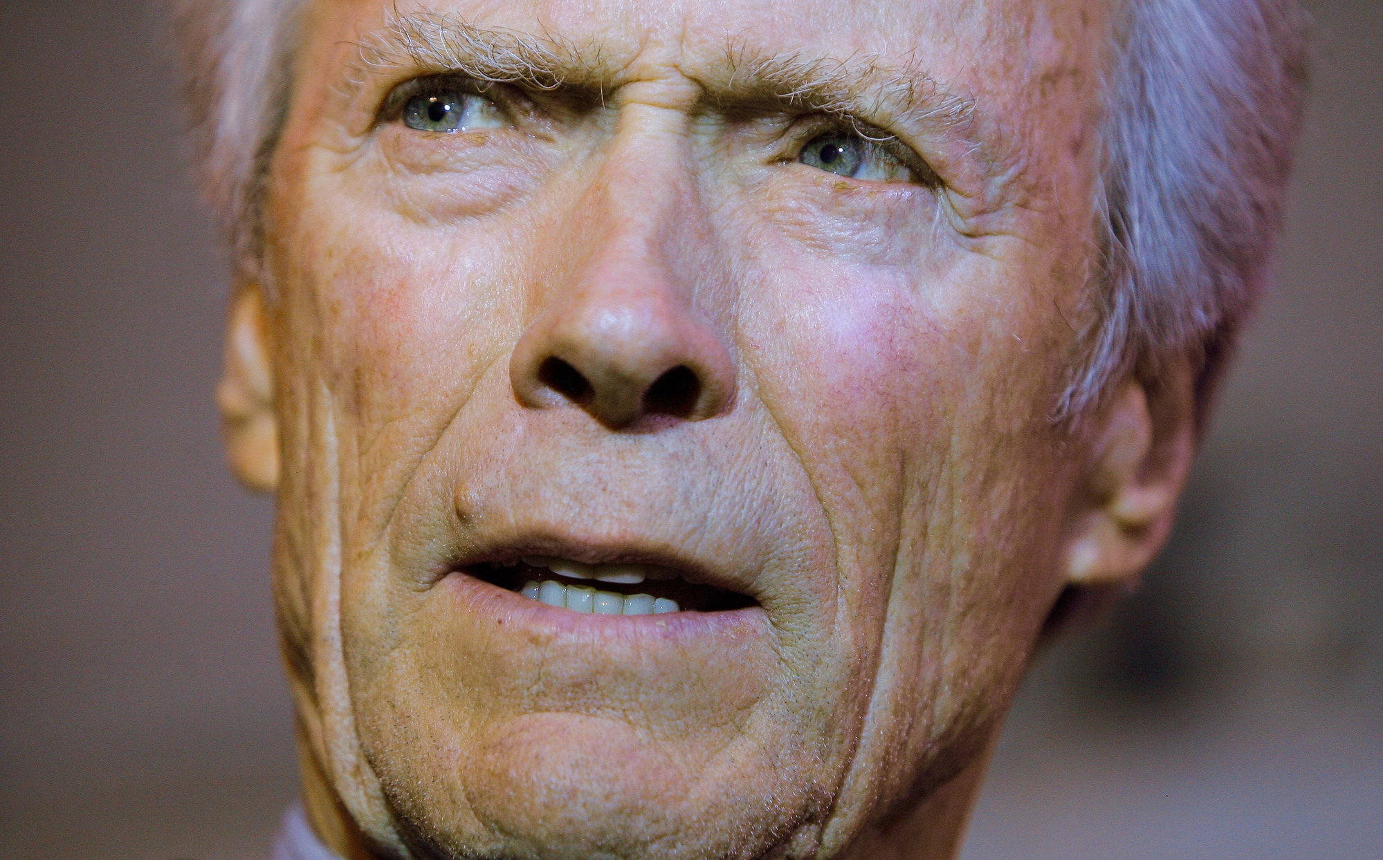 Clint Eastwood roba los aplausos a Romney hablando con una silla