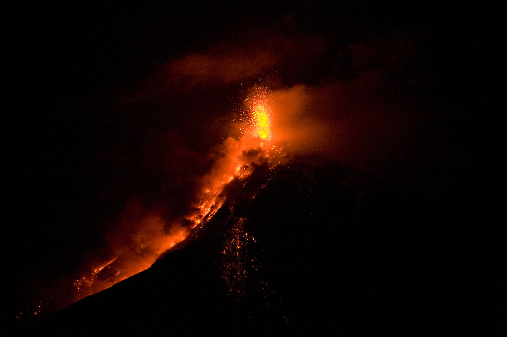 El volcán de Fuego de Guatemala lanza lava y ceniza sobre las aldeas cercanas