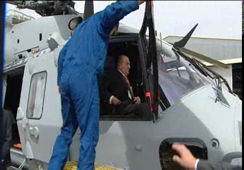 El Rey don Juan Carlos vuela en el nuevo helicóptero NH90, el black hawk español