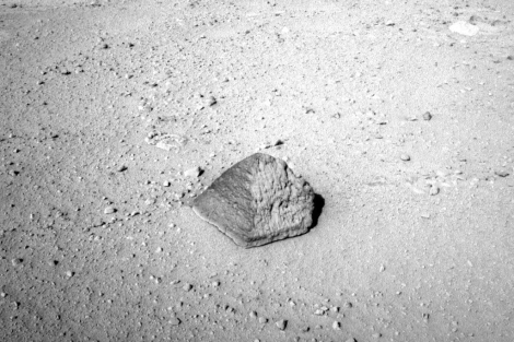 El Curiosity encuentra una roca en forma de pirámide en Marte