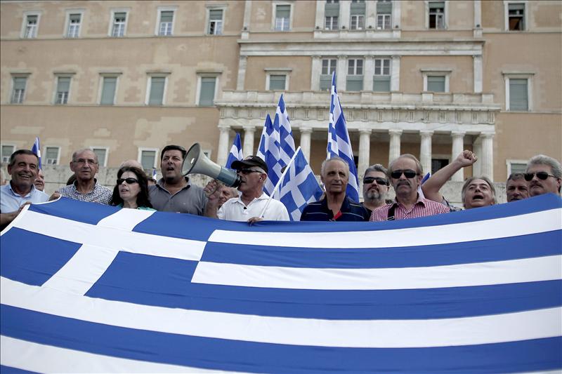 Cada día es más habitual para los griegos trabajar y no cobrar