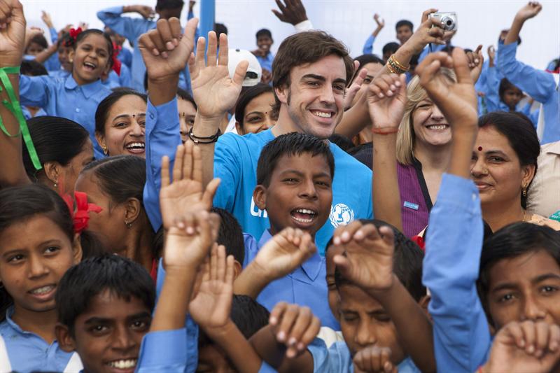 Alonso visita una escuela india para promover el uso de jabón para prevenir enfermedades