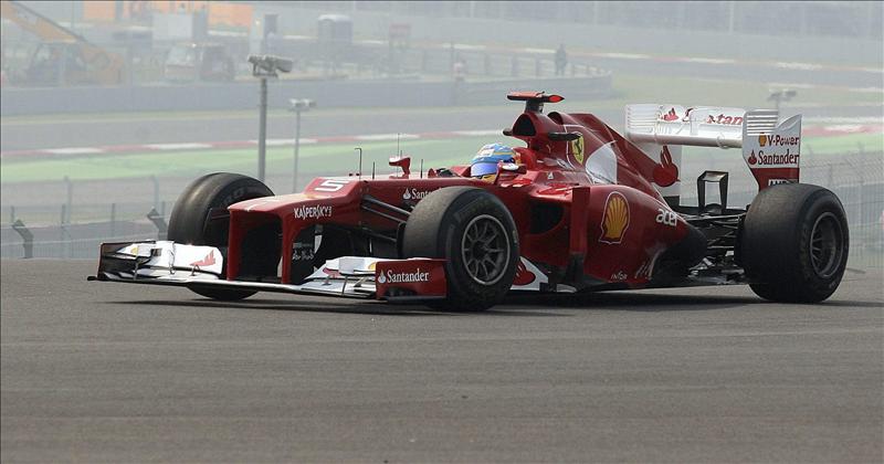 Vettel impone su ley en los libres de la India y Alonso, tercero, resiste