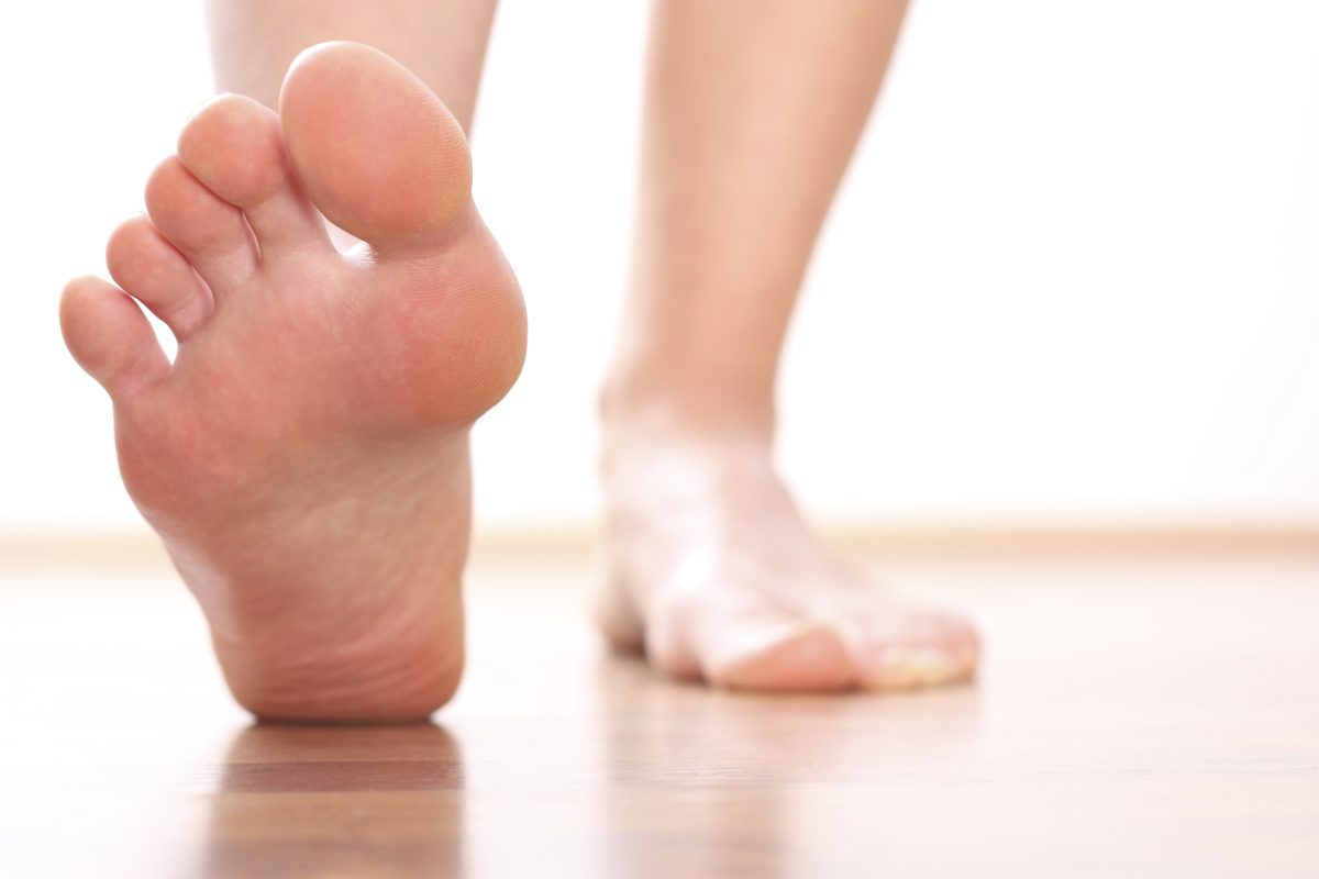 ¿Cómo se diferencia un callo de un papiloma en la planta del pie?