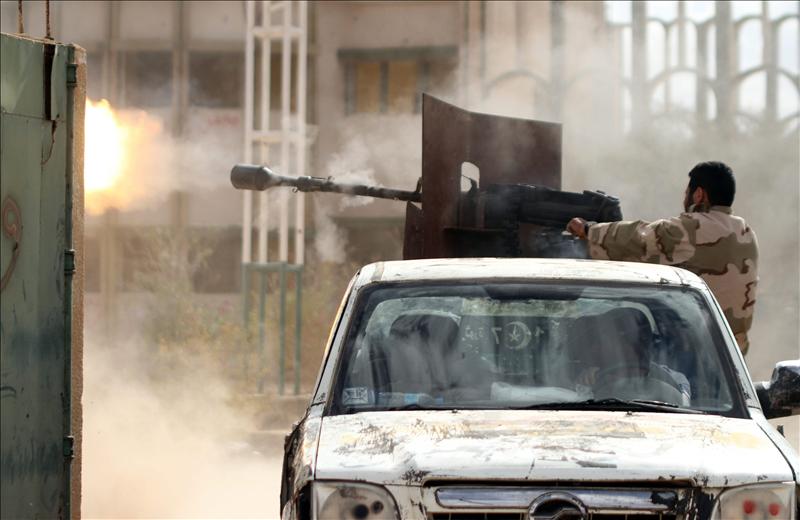 4 Policías heridos en Bengasi al estallar un coche bomba junto a su comisaría