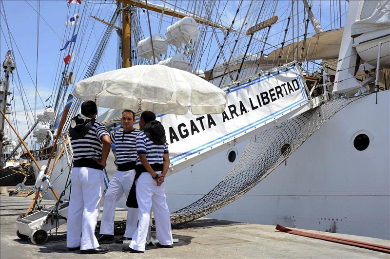 Ghana permite trasladar de embarcadero a la fragata argentina retenida