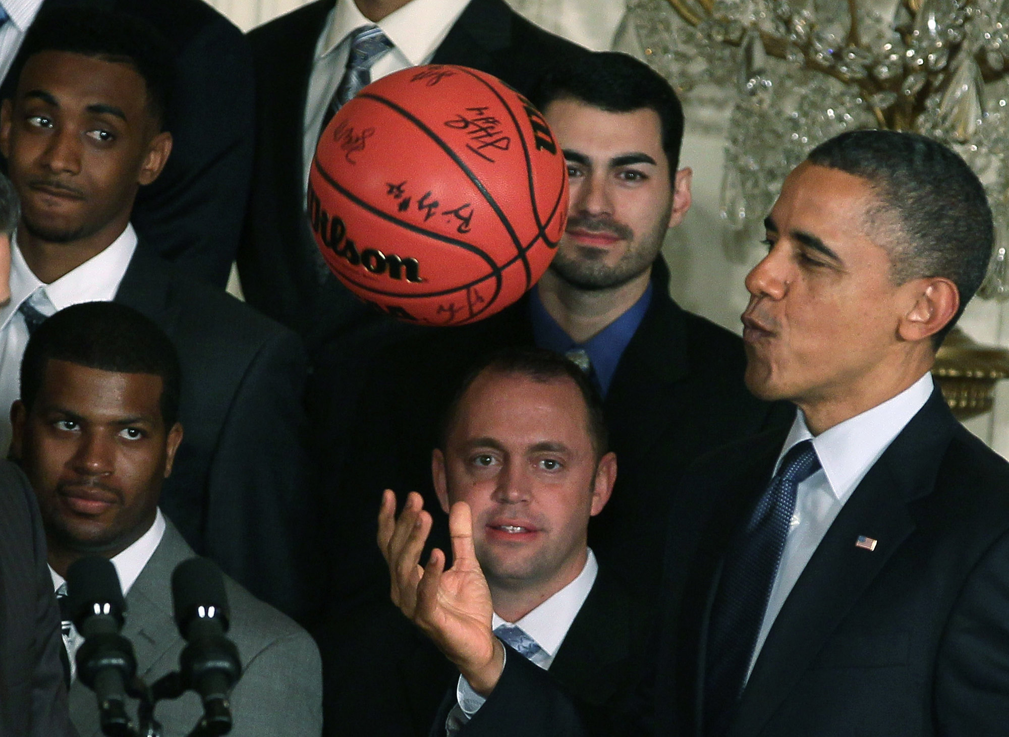 Obama juega al baloncesto mientras espera el resultado de las elecciones
