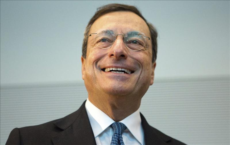 Draghi tensa la cuerda con Merkel