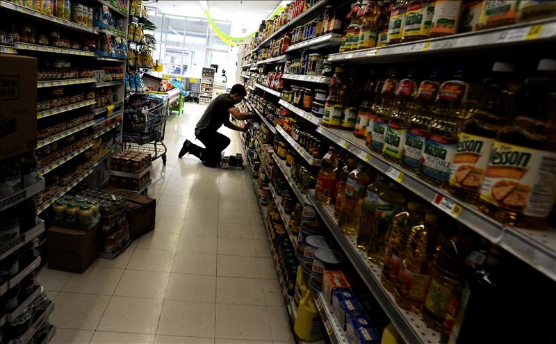 Unas 20 personas asaltan un supermercado al sur de Barcelona y se llevan comida