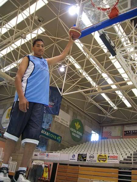 El hombre más alto de España busca empleo y equipo para jugar a baloncesto