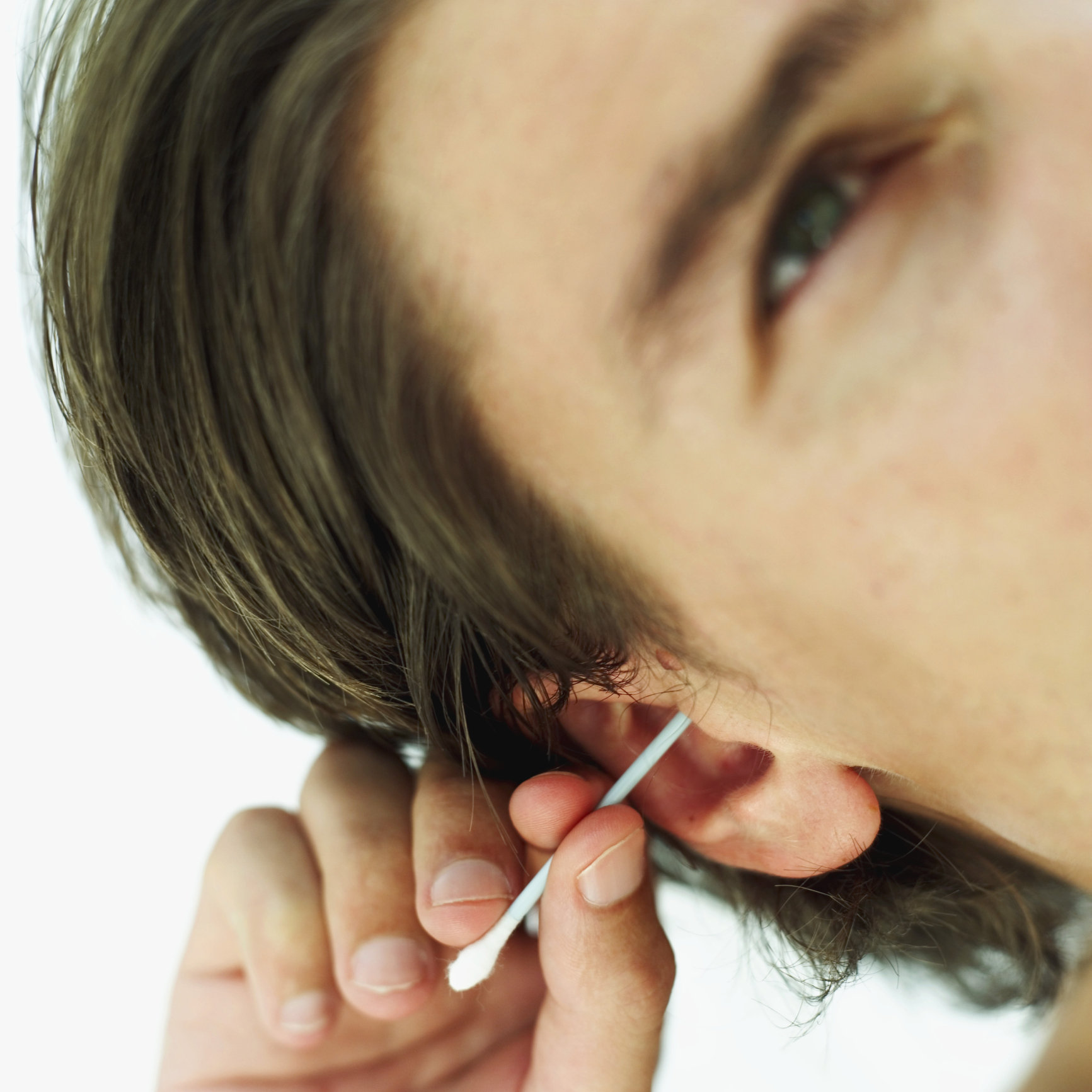 ¿Es bueno utilizar bastoncillos a diario para limpiarse los oídos?