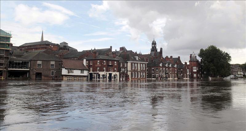 Las lluvias torrenciales causan inundaciones en el Reino Unido