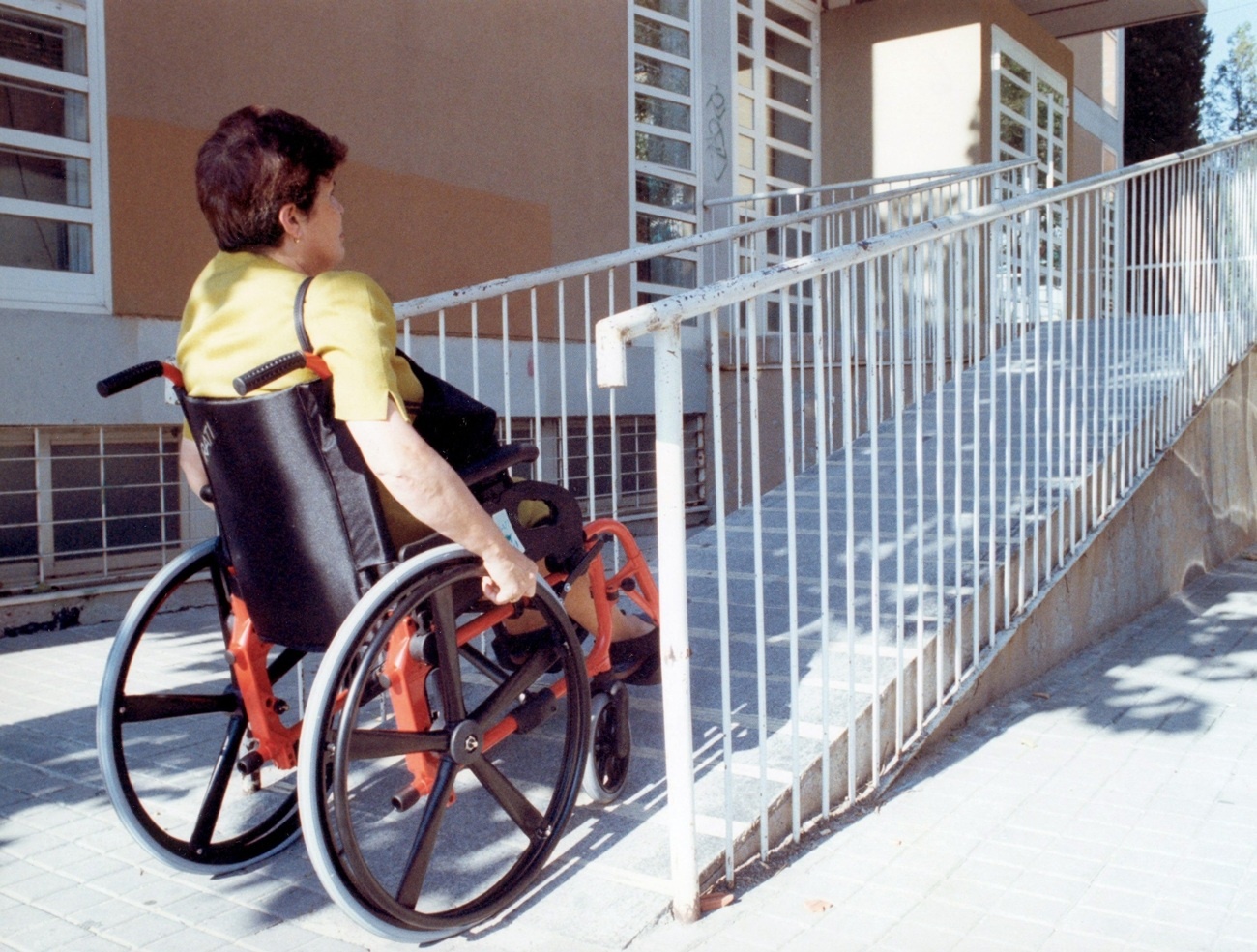 Comunidad de Madrid acepta la recomendación de la Defensora de mejorar la accesibilidad de las VPO para discapacitados