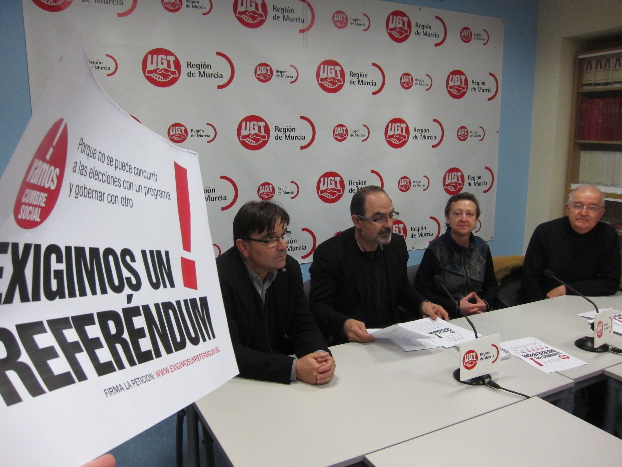 La Cumbre Social inicia una campaña en la Región para exigir un referéndum sobre las reformas del Gobierno