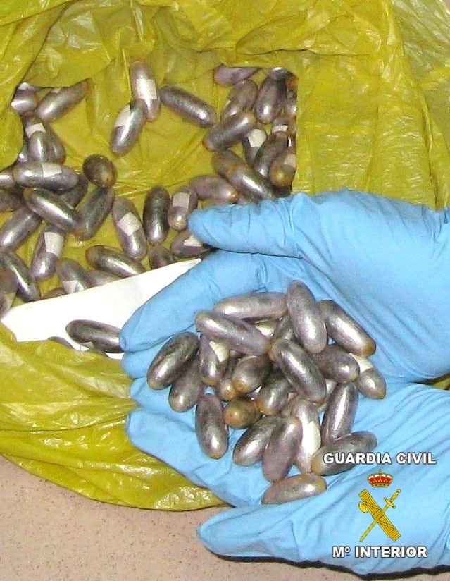 Dos detenidos cuando circulaban a la altura de Mérida dos kilos de bellotas de hachís en sus cuerpos