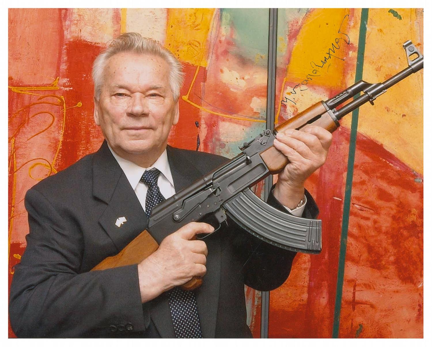 Mijaíl Kaláshnikov inventó el rifle AK-47 pero lamenta su mal uso