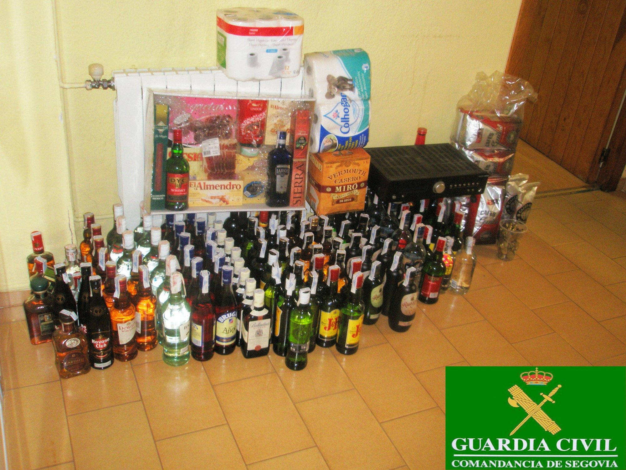 Detenido por robar 170 botellas de licor, tabaco y una Cesta de Navidad en un bar de Rapariegos (Segovia)